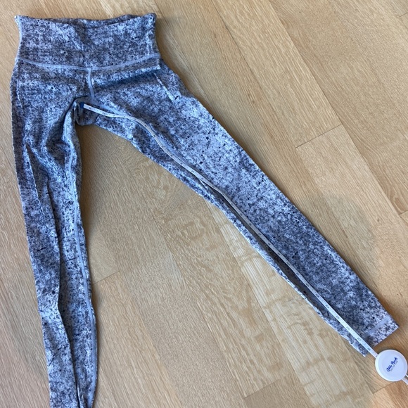 LuluLemon Wunder Under Leggings in Antiqued Alpine White - Picture 9 of 10